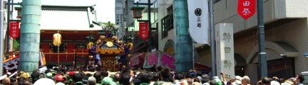 宮入のため大鳥居潜り参道から隋神門へ。09.05.10.
