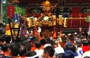 参道を登る神田猿楽町町会。09.05.10.