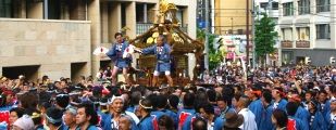 神輿乗り二人して担ぎ手鼓舞する。09.05.10.