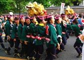 足並み揃えて鳥居下へ。09.05.10.