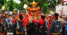 妖艶な赤い軍団が鳥居下から宮入。09.05.10.