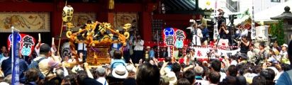 将門塚神輿追っかけるライブカメラや報道カメラ。09.05.10.