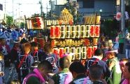 お神酒所での手際よい提灯取り付け作業。09.07.26.