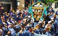 神輿揉みに拍手喝采。09.07.26.
