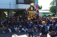 神輿揉み披露の本町。09.07.26.