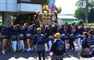 担ぎ棒引き下げ押し上げの担ぎ手。09.07.26.