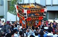 押し上げては引き戻す担ぎ手。09.07.26.