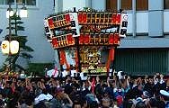 観衆に神輿差上げてのお礼。09.07.26.