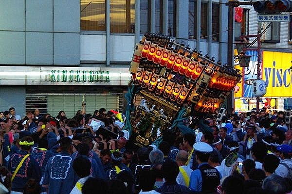上溝夏祭り見物は提灯神輿の神輿揉み。五部会が熱演。09.07.26.