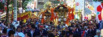 お神酒所へと急ぐ田尻と香田神輿。09.07.26.
