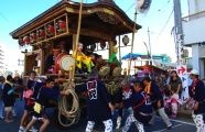 迎え居囃子が役割か会場入り一番の田尻。09.07.26.