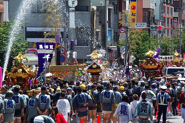 清澄森下交差点に集結の深川神明宮町会神輿。09.08.16.
