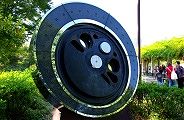 旧鉄道学園の証の動輪。09.11.01.