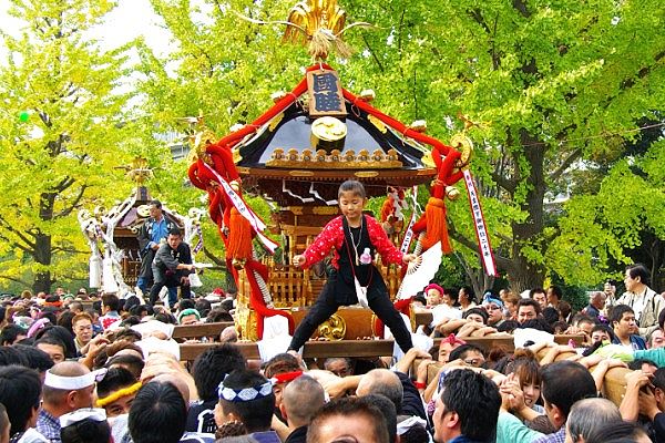 黄葉のなかを神輿の担ぎ納め。09.11.01.