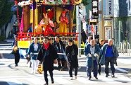 静寂の町中を祭り囃子が賑やかに通る。09.11.03.