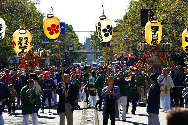 待っていましたと大学通りで一斉に神輿担ぎ。09.11.03.