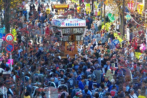 晩秋の駅前並木通りを万燈神輿が連合で巡行。09.11.15.