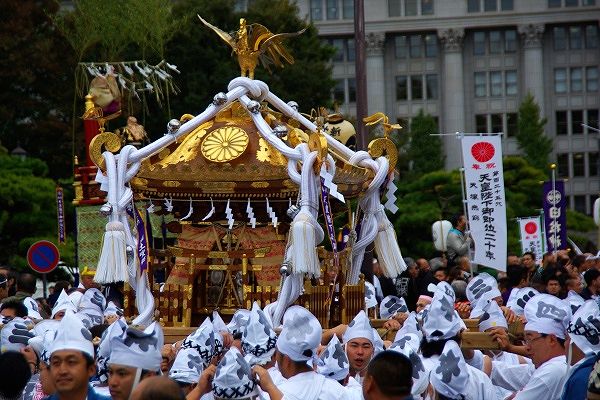 烏帽子に白丁姿で担がれる大国魂神社御本社神輿。09.11.12.