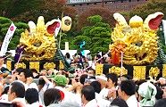 並走して担ぐ天祖神社獅子神輿。09.11.12.