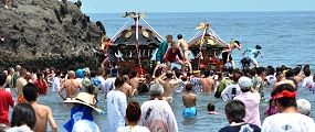 かぶと岩を連なっての海中渡御。'11.07.03.
