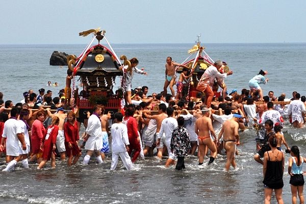 どっこい神輿が大磯海水浴場で海中渡御。'11.07.03.