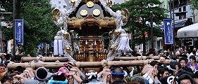 激しい神輿揉みで担がれる縣睦。'11.06.19.