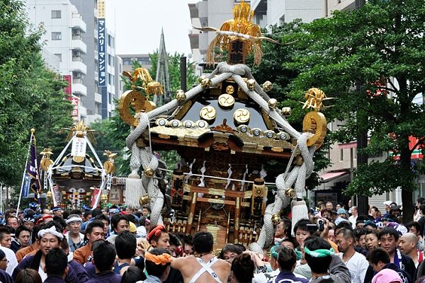 威風堂々の江戸前担ぎを披露する東睦。'11.06.19.