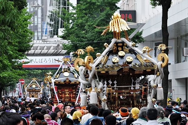 途切れない神輿揉みで担がれていく東睦。'11.06.19.