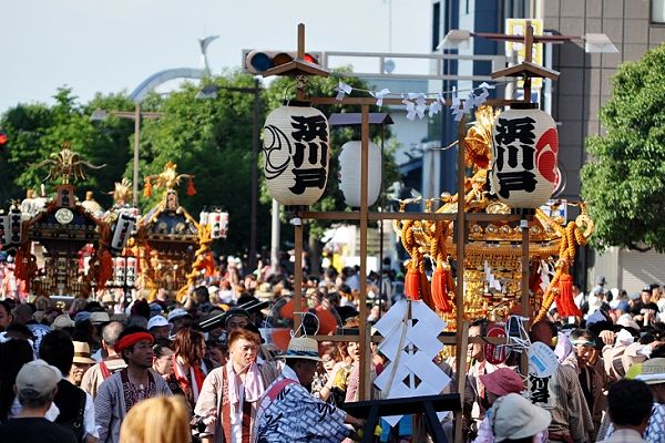駅前通りを町会神輿が連なって巡行。'11.07.10.