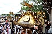 ぐ〜と下げての門潜り。'11.08.28.
