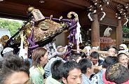 斜め差しで門潜り。'11.08.28.