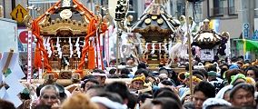 諏訪通りを3基連なって巡行。'11.08.28.