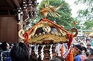 神輿を下げて門を潜る。'11.08.28.