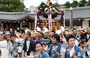 手拍子で担ぎ手鼓舞。'11.08.28.