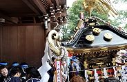 ジワジワ下げながらの門潜り。'11.08.28.