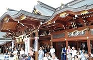 再建なった珍しい三社連なった拝殿。'11.08.28.