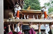 斜めに担ぎ門に近かずく。'11.08.28.