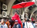 銀杏岡神社の風格漂う馬上姿と朱傘。06.06.04.