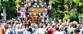 立川通り日枝神社前。'13.04.28.