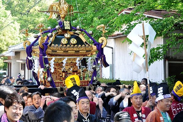 お仮屋で四天棒に組み替えて渡御。'13.04.28.