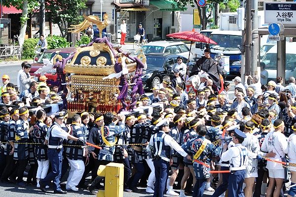 入谷交差点から言問通りへと渡御。'13.05.19.