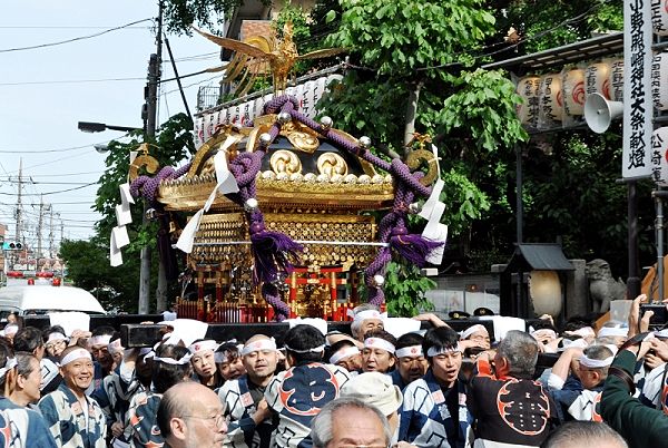 鳥居前で神輿揉み。'13.05.19.