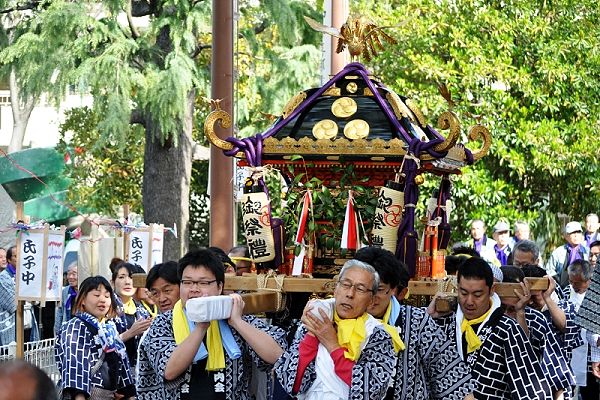 鳥居前の狭い通りからの渡御。'13.04.14.