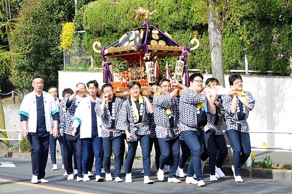 神明台通り坂道をゆったりと渡御。'13.04.14.