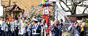 引き太鼓と横笛と花笠が先導。'13.04.14.