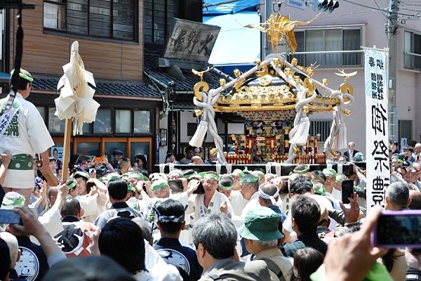 弥生会の安永創業の大野屋足袋店舗前の担ぎ。'13.05.04.