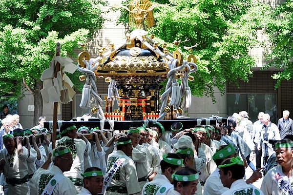 京橋公園お旅所から弥生会の担ぎ出し。'13.05.04.