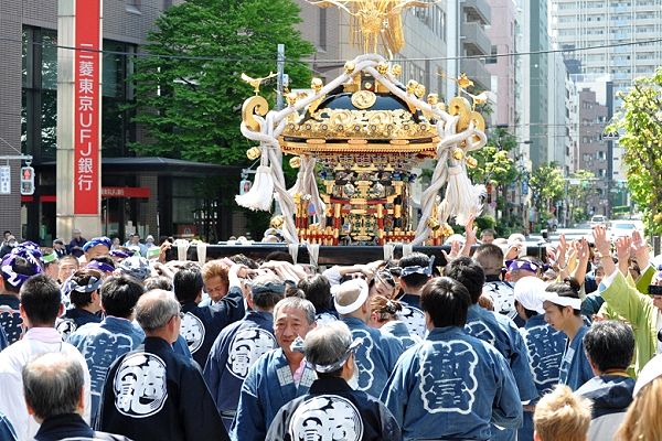 受け渡しへ新富町会の最後の担ぎ。'13.05.04.