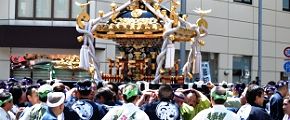 新富町会の威勢良い担ぎ。'13.05.04.