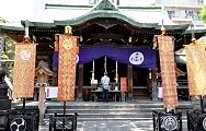 神社幟が立つ社殿。'13.05.04.